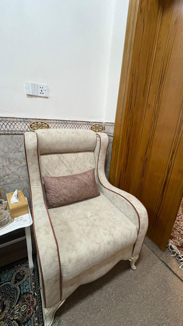 للبيع تخم قنفات مستعمل نضيف جداً
 • قنفه 3 نفر
 • قنفه 2 نفر
 • كرسي عدد 2

الحالة: نظيف جداً وقليل الاستخدام
التصميم مرتب ومريح ويناسب الصالات
السعر 500 الف ***********
