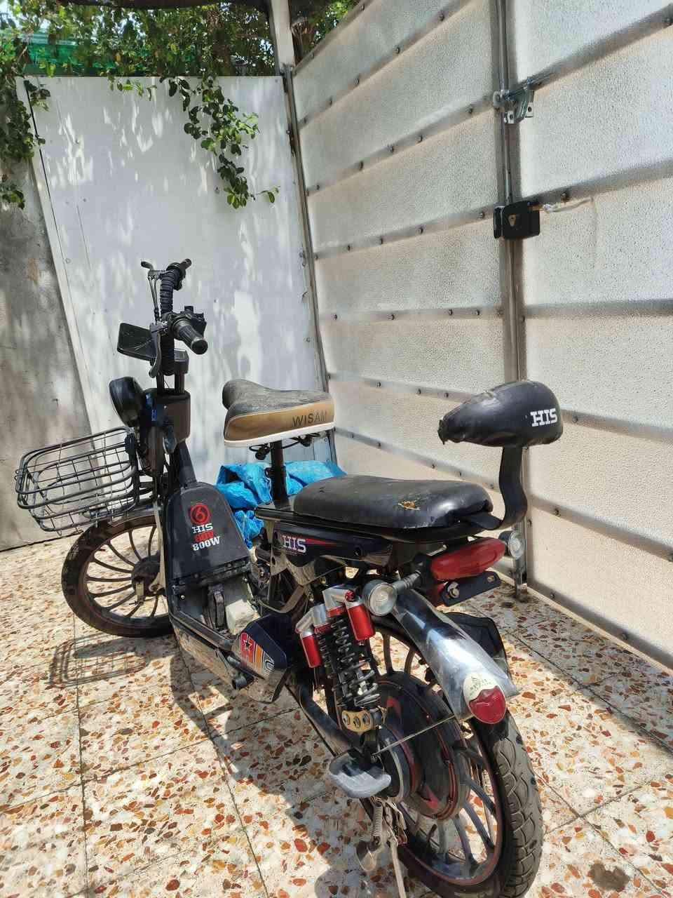 السلام عليكم دراجة شحن🔋⚡ نقص بطاريات + تاير خلفي و سرج الدراجه مهموله لكن شغاله اذا تشد الها بطاريات قيم سعر و اخذها *********** متوفر واتساب
