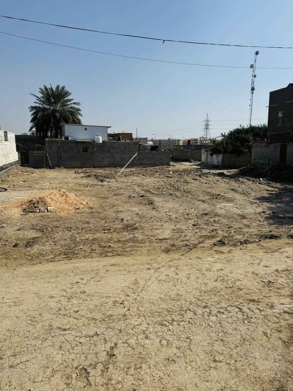 سلام عليكم قطعه ارض زراعي المساحه ٢٥٠ متر ركن .الموقع خلف المجمع السكني طريق حله نجف. القطعه مدفونه وجاهزه للبناء صاير ركن  .السعر خاص ومناسب .الاستفسار على الأرقام التاليه .
*********** محمد رشيد 
*********** منتظر الصليخي
