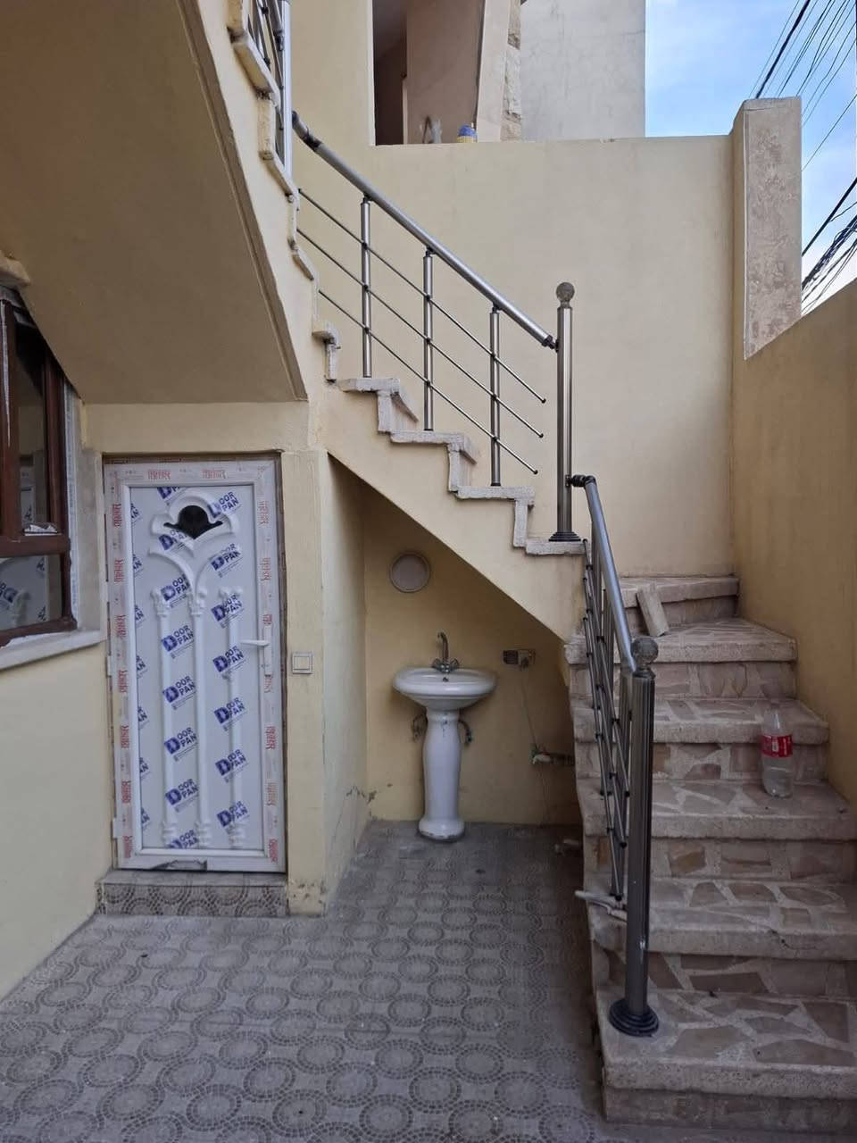 للأيجار الدار طابقين (المساحة100م)

حي الفلاح الأولى قرب جامع التقى  

الطابق الأرضي غرفة نوم وهولين  ومطبخ  وصحيات وكراج 

الطابق الثاني غرفتين نوم وهول وصحيات وبيتونة وسطح 

للأستفسار مراجعة مكتب الوطن للتجارة العقارات 
الموصل حي البلديات من جهة السكر قرب مول سانكو 

او اتصال بالأرقام التالية 
كورك ***********
آسيا ***********
