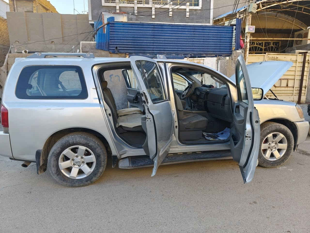 السلام او عليكم سياره نيسان نرماده الموديل 2007مسجله 2006رقم انكليزي جديد بغداد السياره نقصها بس كمبريسر مال تبريد سنويه جديده ***********
