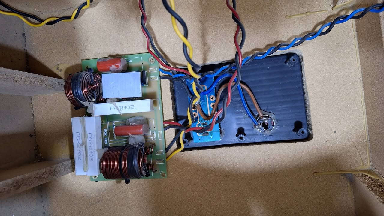 سلام عليكم// زوج سماعات كوسكيل 15 انج من شركه صدى البلد نضيفات للبيع سعرهن ٣٥٠ الف للاستفسار ***********  مكاني الرمادي يوجد توصيل لبغداد فقط
