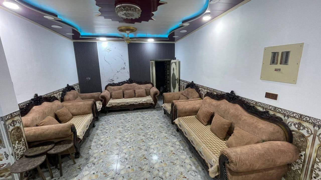 #فرصة_استثمارية
بيت بالذجرية ٢٥٠م ركن طابقين 

الطابق الارضي : براني وغرفتين وصالة ومطبخ وصحيات داخلية وخارجية.

الطابق الفوگ :
معزول بدرج خارجي يحتوي على شقتين كل شقة تحتوي على غرفة وصالة ومطبخ وصحيات.

السعر خاص بناء على رغبة صاحب العقار. 
#للاستفسار اكثر يرجى مراسلة الصفحة او الاتصال على الرقم *********** او زيارة مكتبنا الواقع في : السماوة - حي العسكري - مقابل صيدلية التفاح الاخضر ومجاور صيدلية الاريج .
