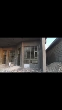 تنضيف وصبغ الشبابيك يوجد كادر كامل التنضيف الشبابيك  والصبغ مكاني بغدا...