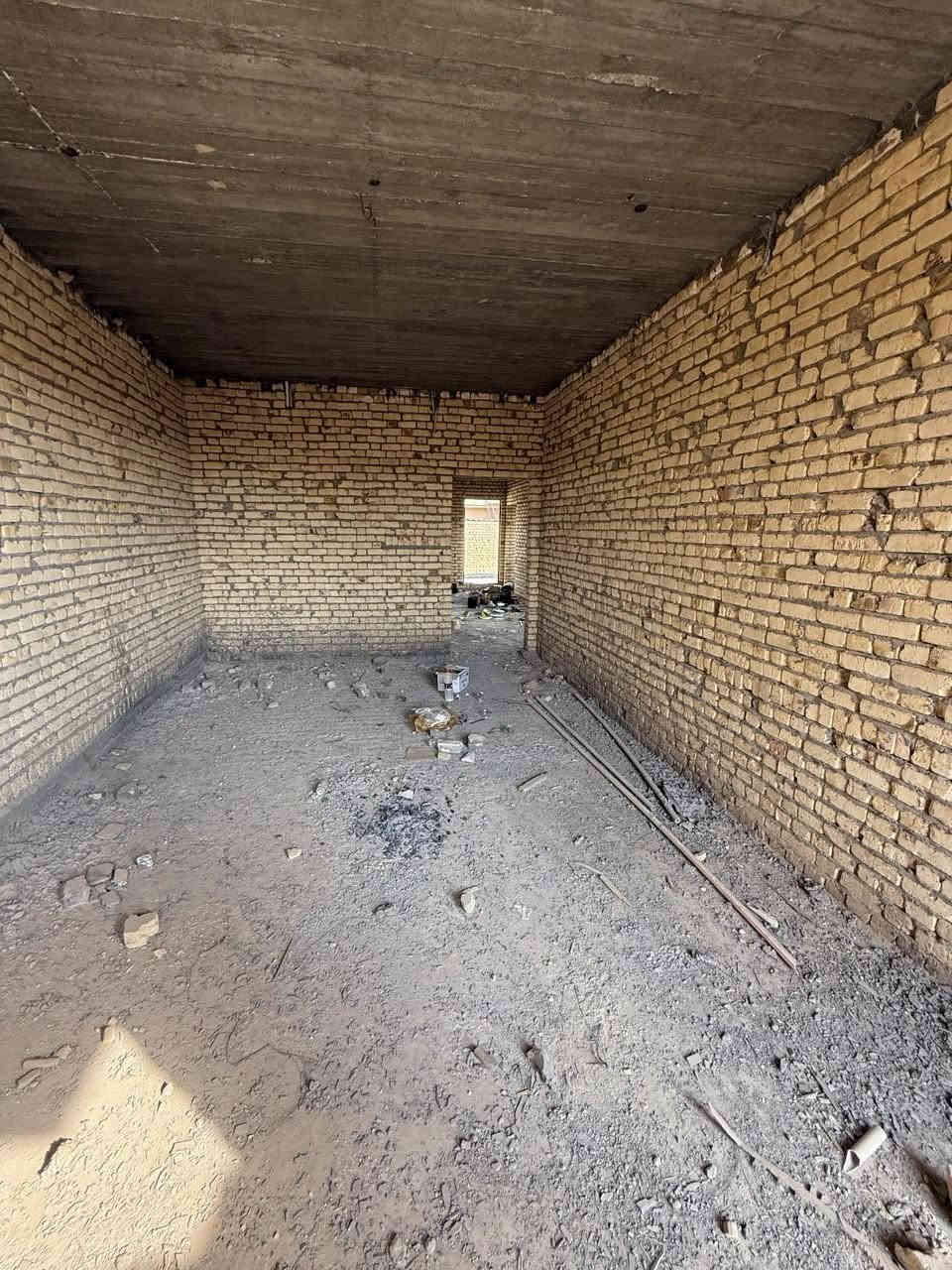 السلام عليكم. بيت حي الجامعة مقابيل جامعة المثنى و كليه الهندسة بالضبط كماا موضح في الصور.
البيت مساحة ٢٥٠م. يتكون من ٤ غرف نوم واحده منهم سويت و المطبخ حار وبارد و مكشوفات عدد ٢ و حمامات داخلية وخارجية و كراج للسيارة وحديقة.
الطابق الأول. كامل من ناحية اللبخ،كهرباء ،مجاري و صبة نظافة.
الطابق الثاني غرفتين و صالة و حمامات و سطح خارجي في الطابق الثاني بالاظافه للسطح  الكبير. الطابق الثاني ع وضع الطابوق. 
البيت مطلوب للإسكان.

للاستفسار الاتصال على الرقم ***********
