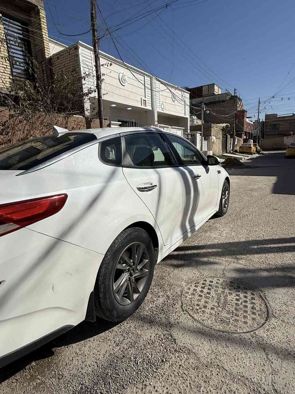 كيا اوبتما موديل 20  محرك 2400gdi
السيارة بيها تنقيص دهن 

مواصفات fe  يعني كامره ورادار واشاره بالمرايا وهاي السوالف 

حادث بنيد وجاملغ سطحي يعني الراديتر وهاي المجموعه كلها سليمه 

صور الحادث بالمنشور 

بدون ايرباگ  

ماشيه 57 الف مايل قابل للزياده

بيها بارد ومكان البارد عندي تصوير اله 

رقمها بابل بأسمي السيارة والسنويه بعد ما منتهيه

السعر 142 وبي مجال 

مكان السيارة بغداد الدورة 

***********
