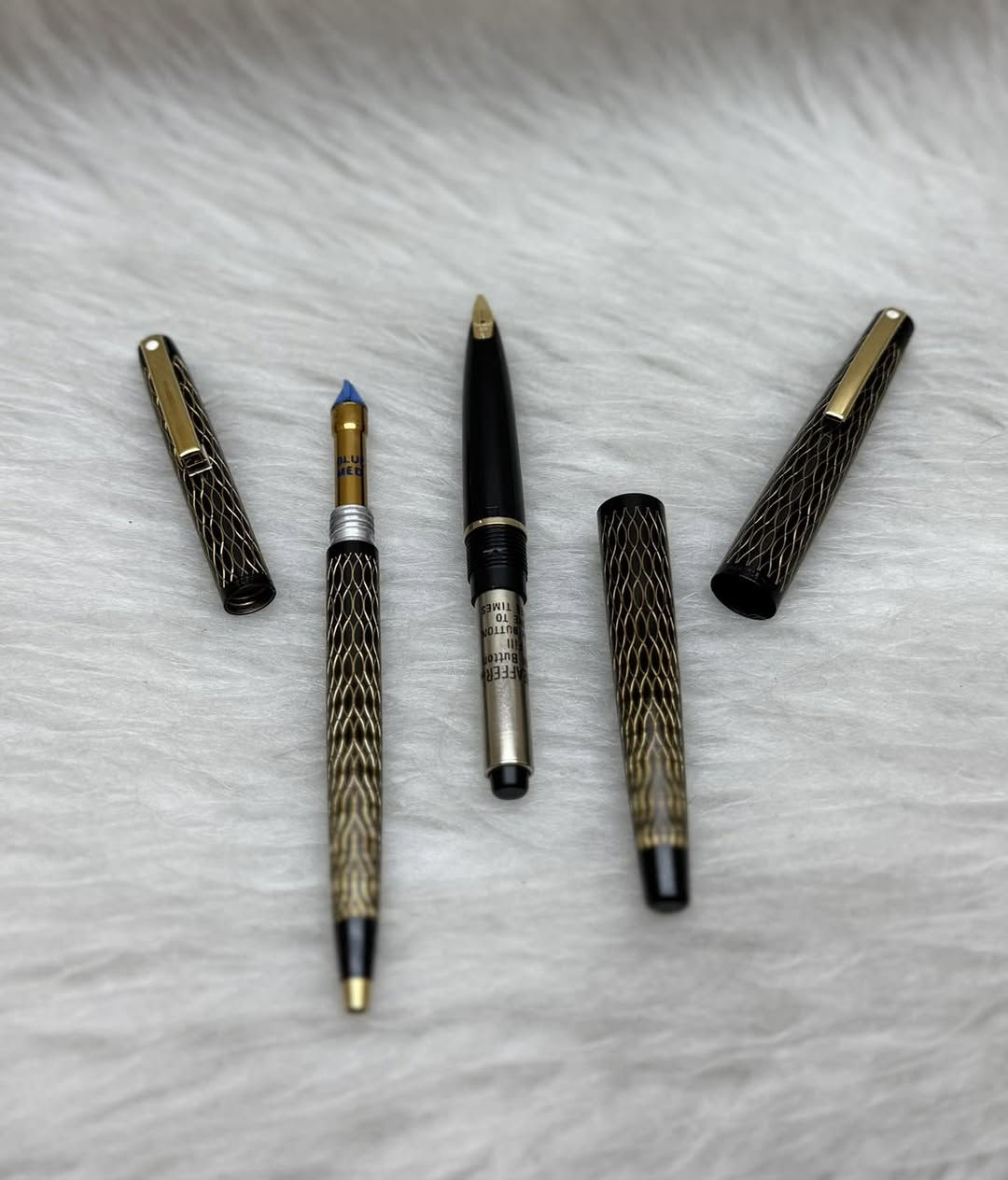 SHEAFFER (632)
سيت شيفر(632)
 حبر و جاف
امريكي  المنشأ اصلي 
ريشة(سلاية) ذهب عيار 14k
نقشة مميزة طلاء ذهب 
انتاج سنة السبعينات 
حجم الخط F
جديد غير مستخدم 
مع العلبة الاصلية 
للاستفسار المراسله على الخاص او الاتصال بالرقم  *********** 
يوجد خدمة توصيل داخل بغداد و محافظات
