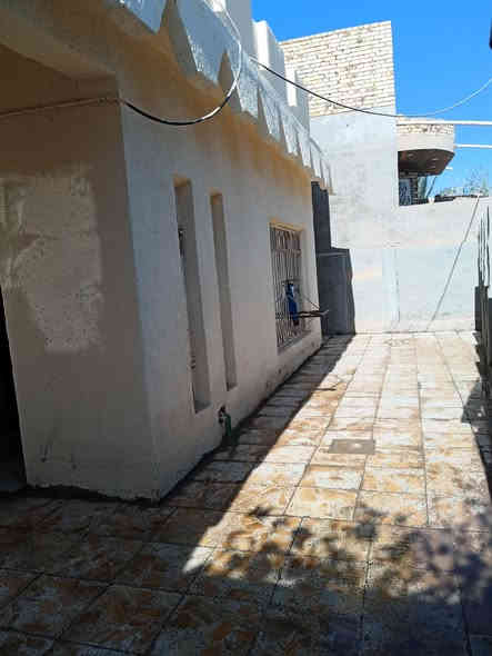 دار معروض للبيع مالك صرف ديوانية سنية الشارع التجاري قرب الدفاع المدني بداية الحي العسكري مساحة البيت 260 متر يقع على استقبال وهول وصاله وغرفتين وحمام ومطبخ وصحيات داخلية وخارجية مع ممر حول البيت ***********
