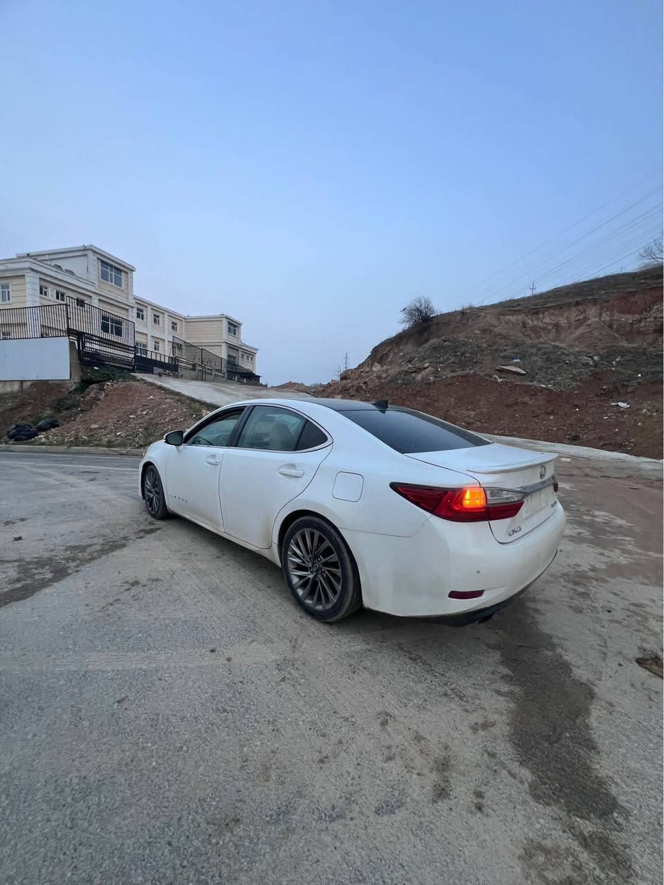 لكزس موديل ٢٠١٧ محرك ٣،٥ يعني ٦ بستن
سياره مواصفات وحجم Es 350 
يعني اعلى فيئه بالكزس 
فول فول مواصفات 
رقم شاصي موجوده مع صوره
سياره عام صبغ يعني نزل شي على قماره
شواصي كبس وضع شريكه 
جاملوغ يم سكن بيها ضربه فقط بطانه
ملاحظه گص وگلب بشرط
سياره رقم دهوك ورقم انكليزي كل شي جديد
رقم وسنويه وهزه جديده 
سياره 
كير ومحرك وتبريدها بشرط 
سياره ماشيه ١٣٠ الف مايل فقط
سياره كير ومحرك ما مفتوح و بشرط
سياره مكانها دهوك داخل دهوك 
باسمي تحويلها اقل من ساعه 
سعرها ١٣٩ ورقه ونزل ٢ غرامه
*********** بيها واتس اب دهوك, العراق
