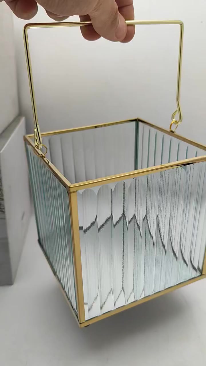 ✨ أضف لمسة من الفخامة والدفء لبيتك ✨  
حامل شموع بتصميم عصري أنيق، مصنوع من زجاج فاخر مع قاعدة معدنية ذهبية تضيف لمسة راقية لديكورك.  
مناسب لغرفة المعيشة، السفرة، أو حتى كهدية مميزة لأحبائك 🎁  

- تصميم عصري يجمع بين الزجاج واللمسة الذهبية  
- يعطي أجواء رومانسية وهادئة مع الشموع  
- قطعة ديكور تضيف جمال لأي مكان  

💡 السعر مناسب جدًا ومتوفر الآن بكميات محدودة!  
لا تفوت الفرصة وخلي بيتك أجمل مع هذا الحامل الراقي 🕯️  

📲 للتواصل وطلب المنتج راسلنا على الخاص
#شموع #حامل_شموع


**إذا كنت صاحب هذا الإعلان وتريد حذفه لأي سبب، رجاءا أرسل رسالة إلى الدعم الفني**