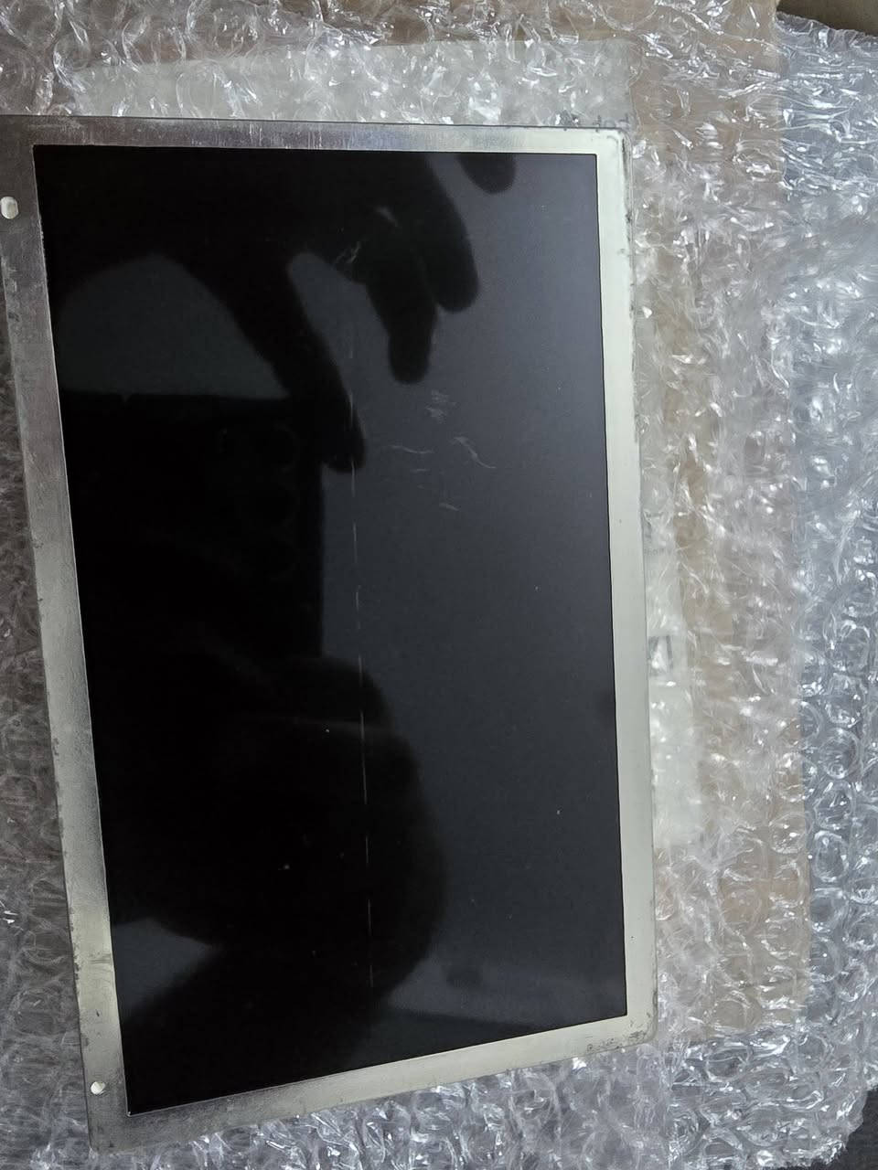 شاشة عرض LCD مقاس 7.2 بوصة (Active Matrix Module) من إنتاج شركة TPO Displays Corp (المعروفة سابقاً باسم Philips).
المواصفات والاستخدامات:
رقم الموديل: LTE072T-4408-1 (وقد يظهر بموديلات مشابهة مثل LTE072T-9486).
الجهد الكهربائي: تعمل بجهد 12 فولت تيار مستمر (12V DC).
التطبيقات الشائعة: تُستخدم بشكل أساسي كشاشة بديلة لأنظمة الترفيه والملاحة (GPS) وخرائط السيارات الأصلية.
السيارات المتوافقة: تشتهر بالاستخدام في سيارات Peugeot (مثل موديل 407 و807)، Citroen (مثل C5 وC8)، وبعض موديلات سيارات Bentley. 

السعر ١٧٥ الف مع التوصيل


**إذا كنت صاحب هذا الإعلان وتريد حذفه لأي سبب، رجاءا أرسل رسالة إلى الدعم الفني**