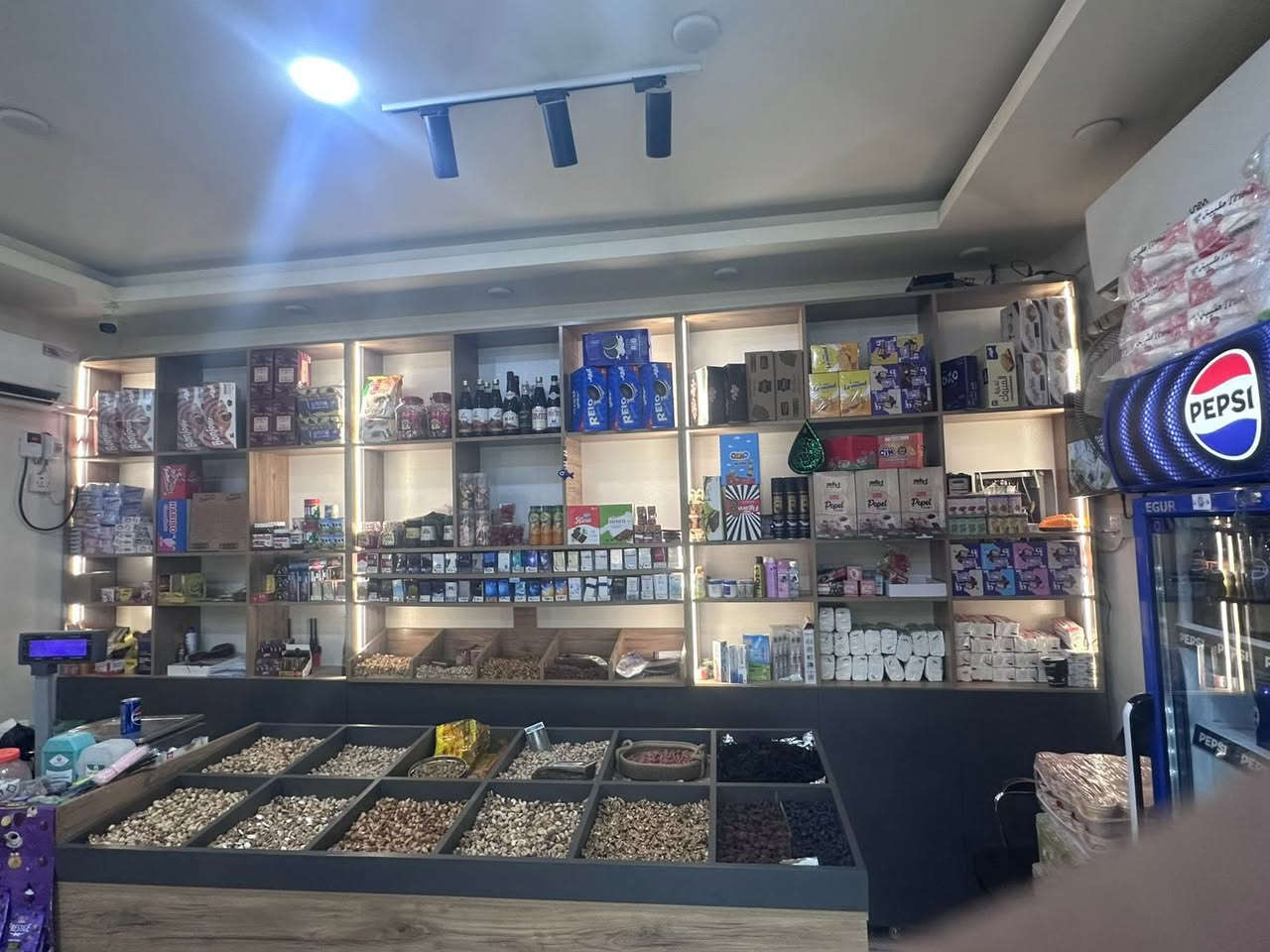 رفوف HDF درجه اولى للبيع استخدام سنه واحده فقط  للاستفسار الاتصال على الرقم ***********
