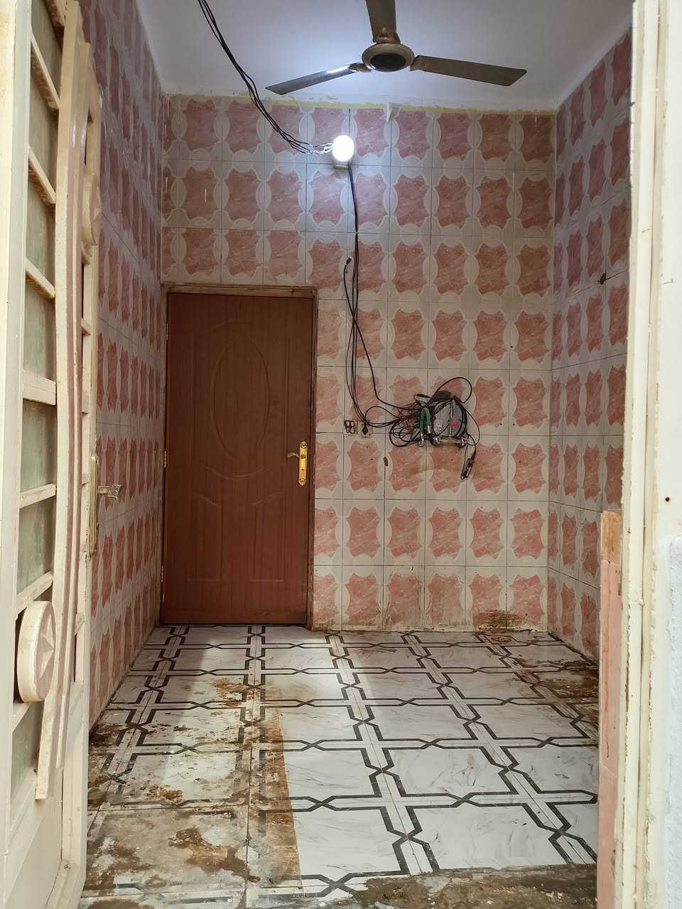 الدار للبيع المساحة 54 متر سند 25 باسمي طابقين ونص كونكريت بلوك . واجهة 6 متر
كامل الخدمات ( ماء - مجاري - شوارع تبليط - كهرباء ميزانية .   عرض الشارع 11 متر )
الطابق الاول . كراج واسع  . مطبخ  . صالة  . غرفة  . منور . صحيات 
الطابق الثاني . غرفة كبيرة . صحيات 
الطابق الاخير . بيتونة كبيرة شبه مخزن . سطح مطبك شتايكر
الدار يحتوي على سخانات عدد 2 و تانكي ماء و ماطور ماء و منظومة كاميرات و مراوح سقفية .
يوجد قرب الدار مدارس ومستوصف واسواق وكل مايحتاجه الفرد 
يبعد عن الامام 3 كيلو 
البوبيات عمود 73 مجمع جار العباس 
للاستفسار اكثر ***********
