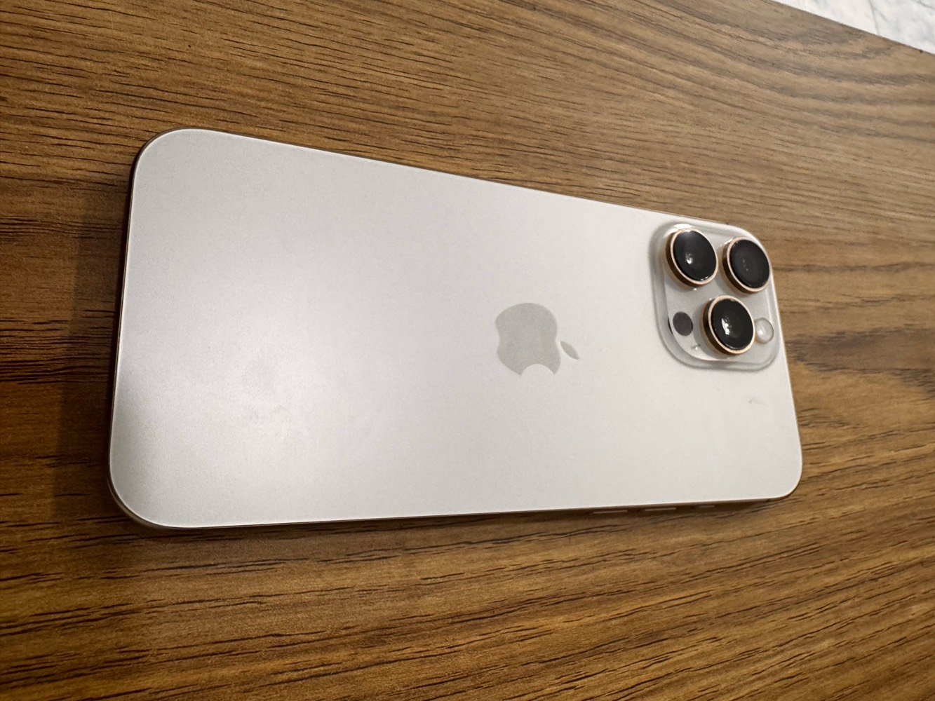 للبيع آيفون 16 برو ماكس (iPhone 16 Pro Max)
 اللون: ذهبي (Gold).
 المساحة: 256 جيجابايت.
 صحة البطارية: 97%.
 الضمان: الجهاز داخل ضمان ماستر.
 الحالة الفنية: الجهاز بحالة الوكالة، لم يسبق له الدخول لأي صيانة (شرط الفحص).
 الحالة الخارجية: الشاصي نظيف جداً ومضمون من أي شخط أو خدش، استعمال راقي جداً.
 السعر: 1,500,000 دينار عراقي (وبيه مجال للطيبين).
 المكان: بغداد.
 للتواصل: ***********.
الجهاز أخو الجديد، جاهز للاستخدام المباشر. للمهتمين بالشراء يرجى الاتصال أو المراسلة.