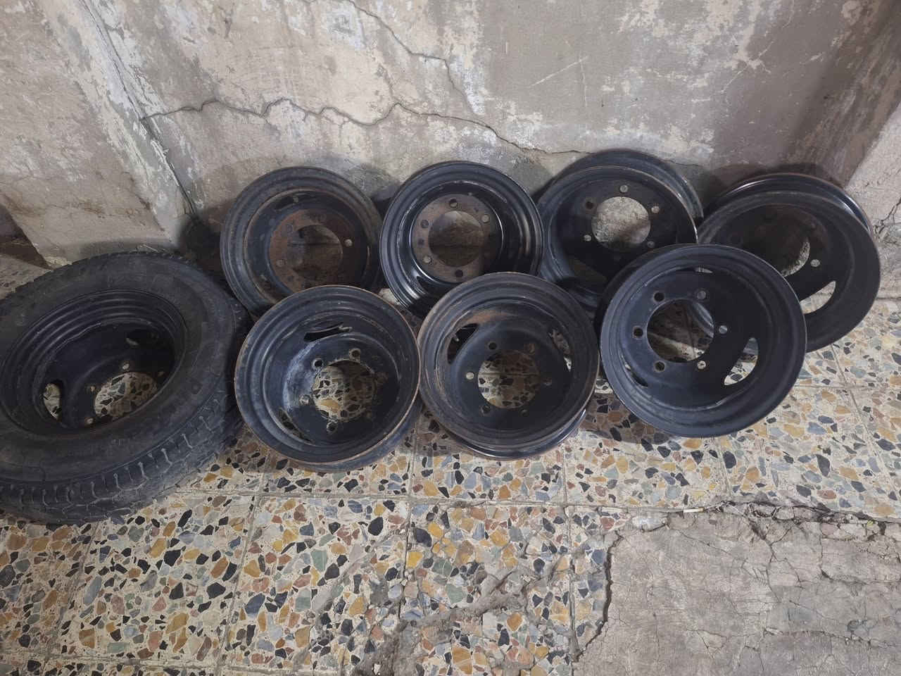 سلام وعليكم شاب 
العدد ٨ وياله مال فحل وبيهن تاير 
السعر ٥٠ الف شلع مكاني بغداد الحريه ***********
