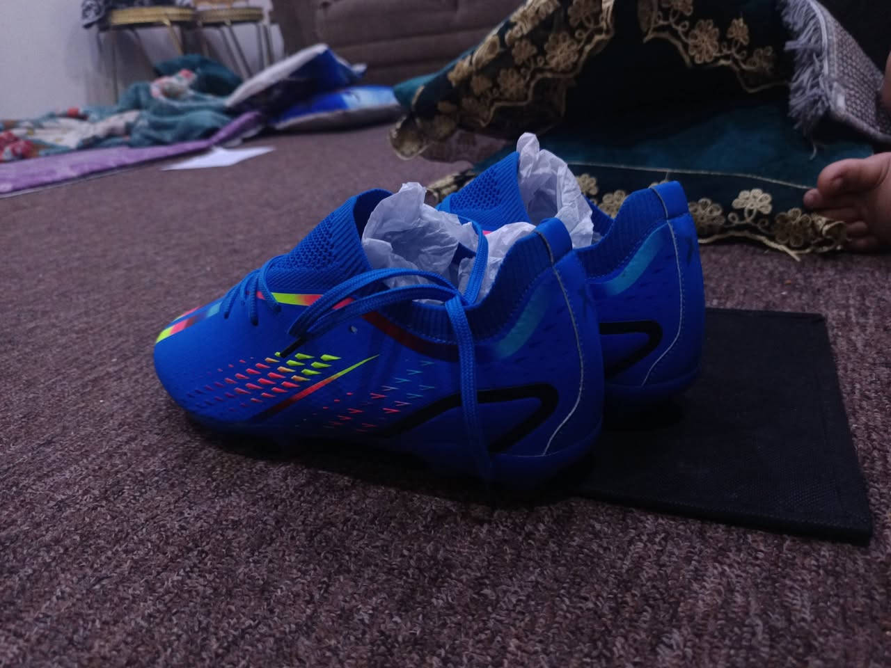 السلام عليكم
حذاء رياضي صارلي يومين من جبته وجبير عليه جديد يشهد الله حته مالابسه 
مكاني العماره ميسان قطاع 28 شارع الاطباء يريد يتوصل يراسلوني واتساب او يخابرني
***********
