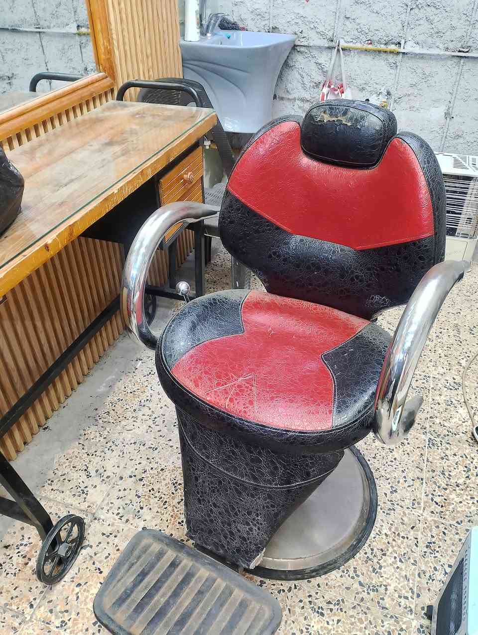 متاح:
كرسي حلاقه للبيع جكات شغال 
رقم الهاتف (***********)
