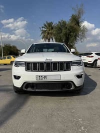 جيب كراند شيروكي 2019 خليجي لمتد بلاس 3 شاشات  ماشية 66500 الف كيلو (4...