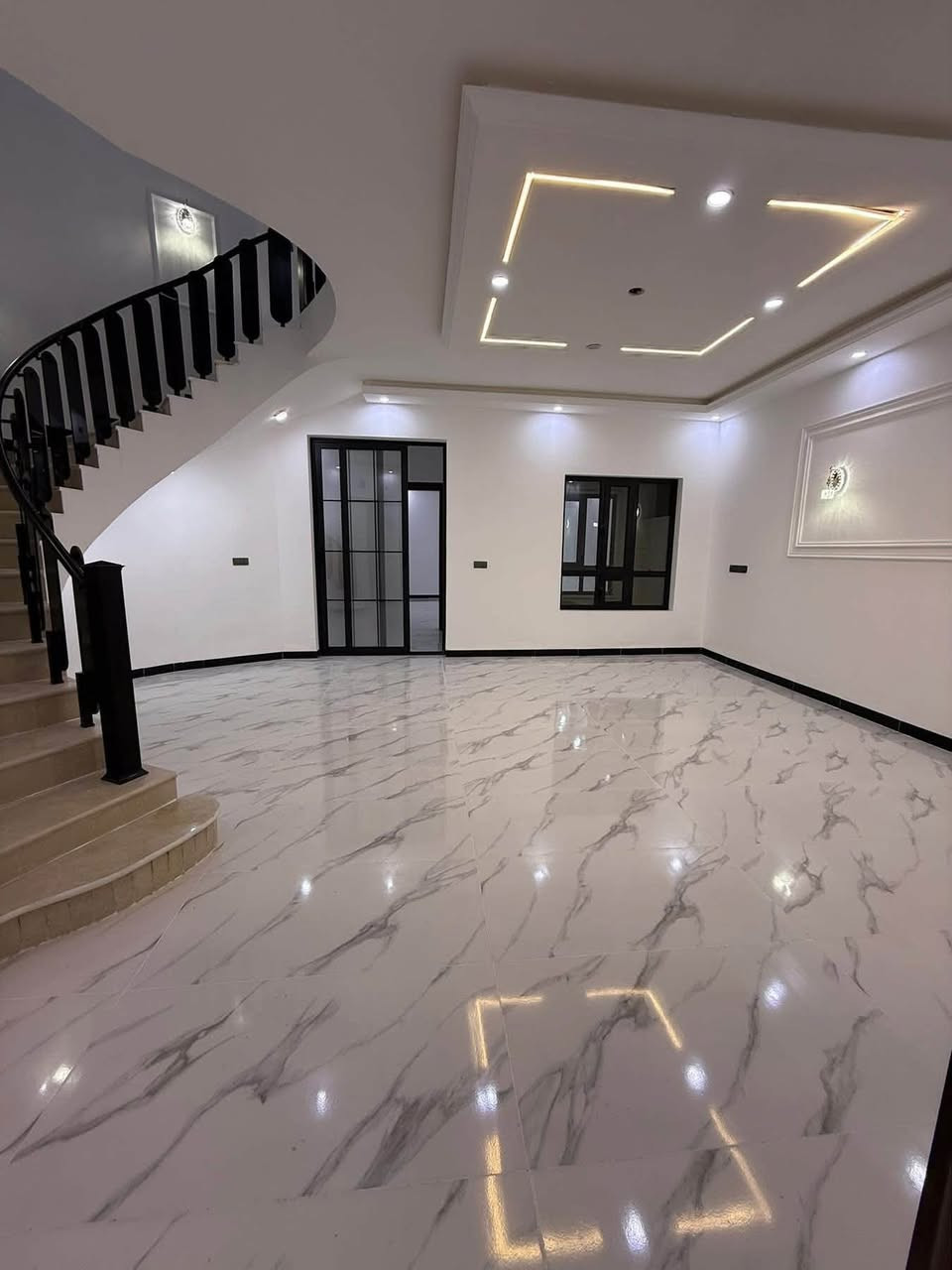 بيت 🏠
300 متر 
تكريت القادسيه حي الجامعه (خلف الاسرى مول)
شغل درجه اولى 
سحب مغربي واجهه حجر 
صحيات دفن 
للتواصل 

***********
