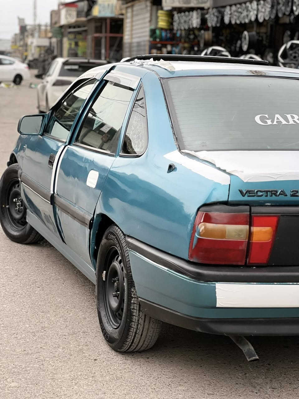 سلاوی خواتان لیبی
ئۆپل فیکترا مۆدیل ١٩٩٢
ماشاللە سەیارەکە بی موشکیلەیە  
ئەیبی ئەسە دوو چامی کارەباهیە پاوەرە 
سەنەوی لەگەلە وەلالەشی بە ناوی خۆمە 
ناو نیشانیش لە هەولیرە 
تیبینی 
چوار تایەی تازەیە تاخم پیشی کەمیکە گۆراوە یانی هەفتەیەکە 
نرخەکەشی ٢٧ وەرەقەو مەجالیکە کەمی هەیە *********** بۆزانیاری ئەوەش رەقەمەکەیە
