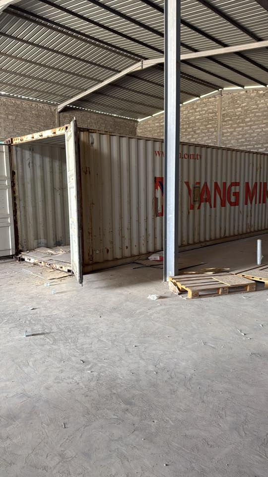 حاويات العدد ٦ الطول ١٢متر نظيفات نطافتهن 95%موجودات  بغداد التاجي السعر ٢٥$وبيهن مجال قليل للاستفسار***********
