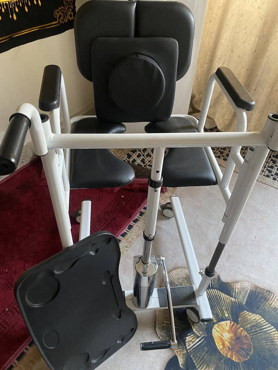 مقعد مال معوقين بي قاعده طعام ويدخل للحمام ويصير كرسي نضيف استعمال شهر ماخذي٣٠٠ وبيع ٢٥٠وبي مجال البياع حي رساله ***********
