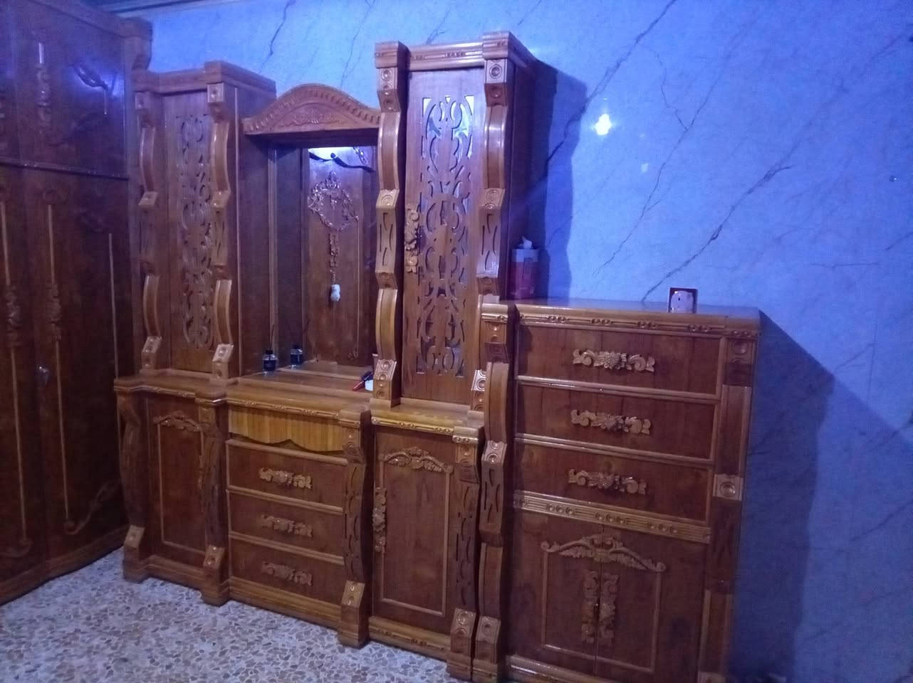 السلام عليكم غرفه للبيع اخو جديد خشب ثقيل نضافه مثل ماموضح في الصوره السعر ،1،950، ***********
