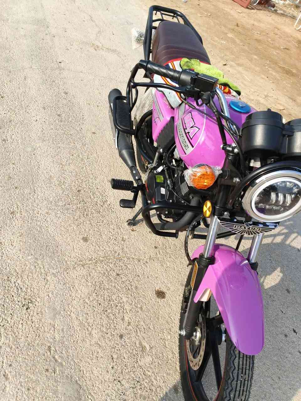 سلام عليكم دراجه للبيع موديل2023صارله شهر من طالعه وكيل اوراق سكنر مكينه200 سعر 1850وبيه مجال رقمي***********
