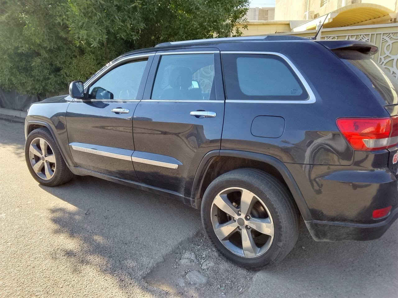 جيب 2012 هيمي فول مواصفات 1/1بيه صبغ فقط 5 قطع بدون تبديل ولا ايرباك محرك وكير واكسل وتبريد جيد جداً السعر 145$ السيدية شارع الخيزران قرب جامعة الشعب *********** بغداد, العراق
