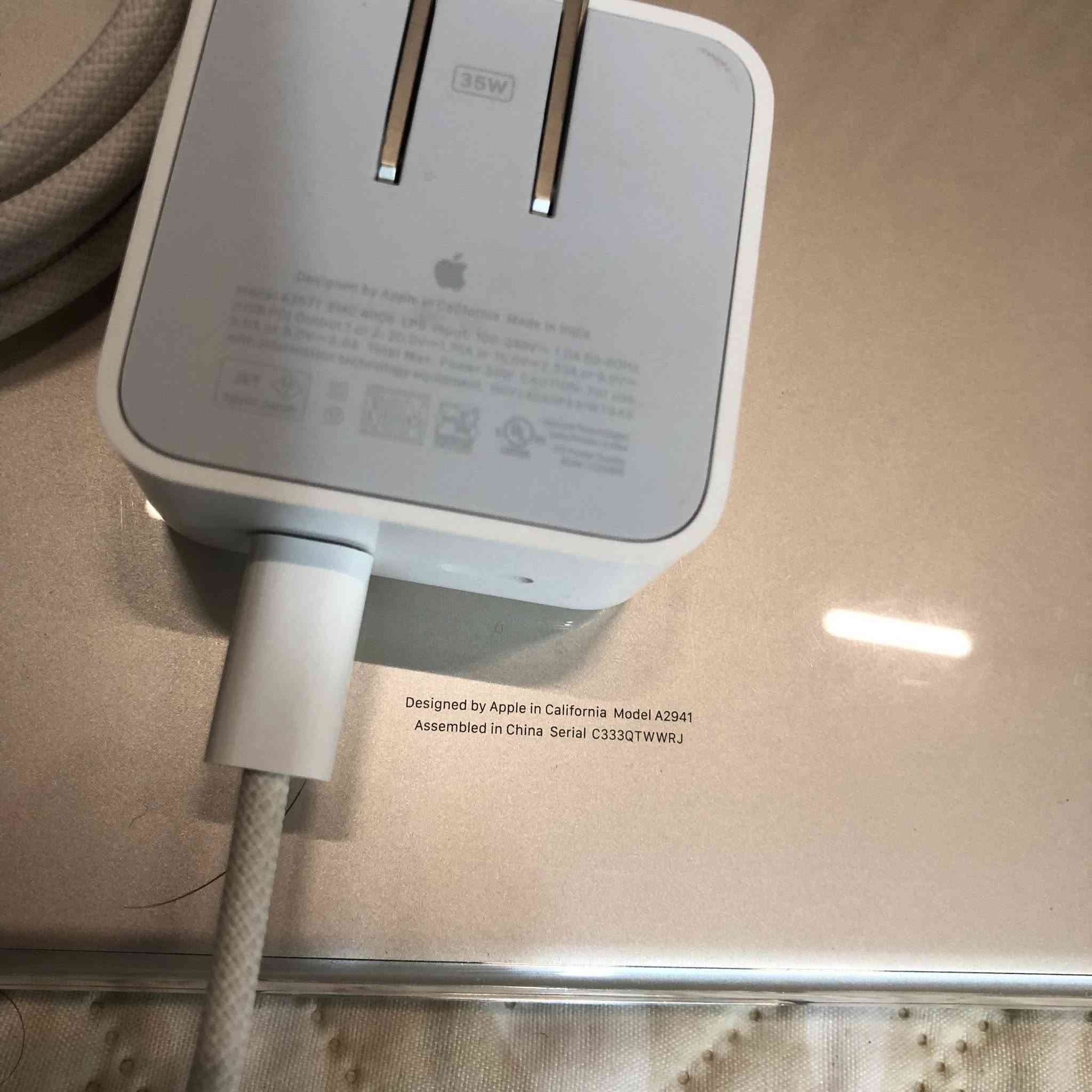 سلام عليكم شباب
ماك بوك اير m2
مقفول آيكلود
اشتريته جديد عندي الباكيت والفاتورة
مشحون ١٠ مرات بس 
السيرل مطابق سواءً بالفاتورة او الجهاز نفسه

انطيني سعرك 
او اتواصل وياي على هذا الرقم 
***********
بيه واتساب
