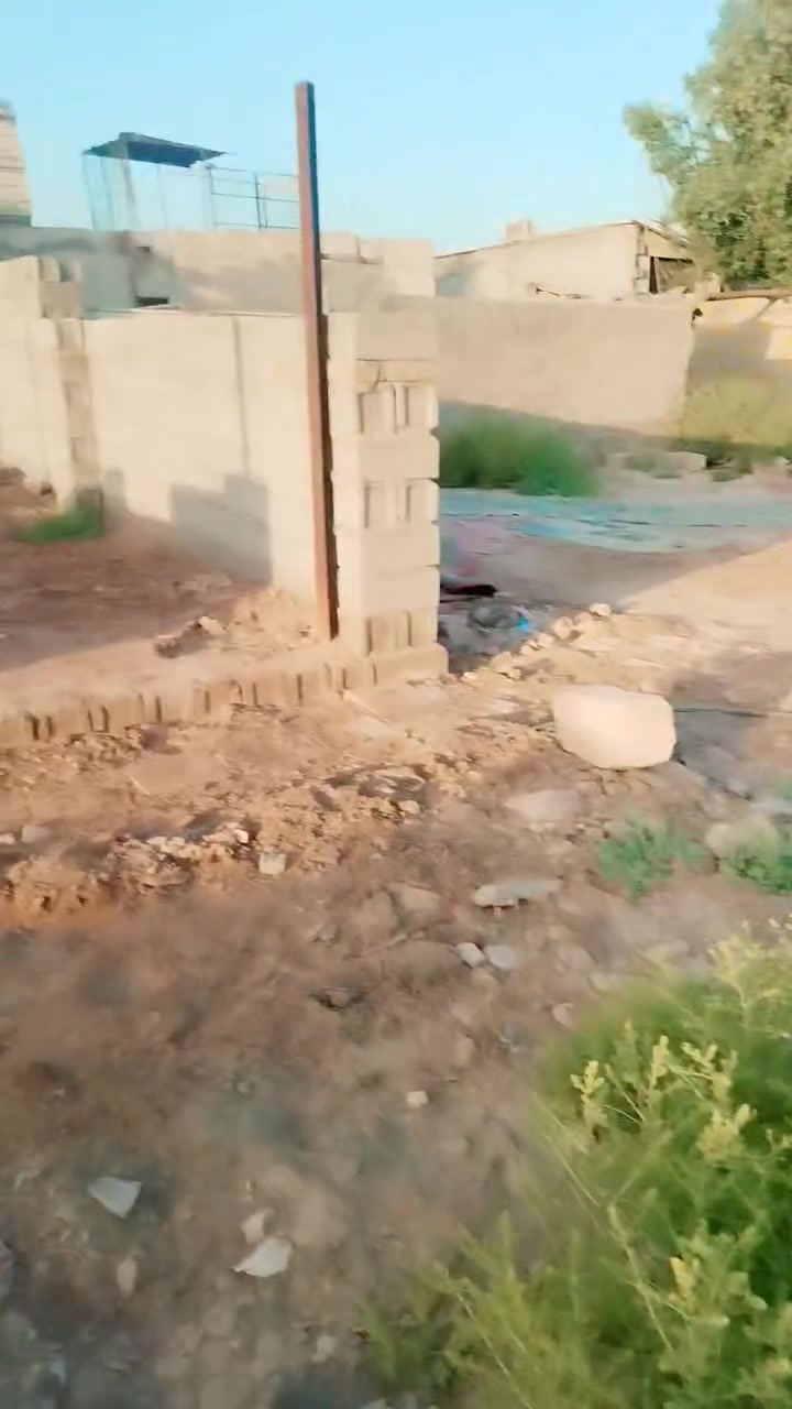 السلام عليكم هيكل مساحة 217 متر تباع علي هيئة قطعة أرض واجها 7 ونزال 31 علَئ شارعين يمكن تقسيمها الئ نصفين كل واجها علئ شارع موقعها شارع الفريجات بالقرب من نهر سويب سند 25 والمنطقة قيد التطوير للمراجعة الاتصال علئ الرقم  ***********
