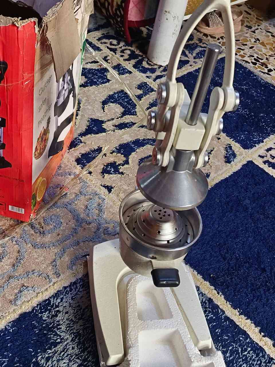 السلام عليكم معصارة فواكه جديد للبيع وزن ثقيل سعره 40 وبيه مجال قيل الشراي يتصل على الرقم ***********
