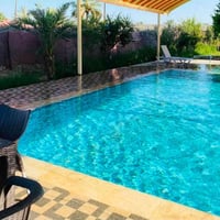 بيت مؤثث • مسبح كبير • تأجير نهاري وليلي