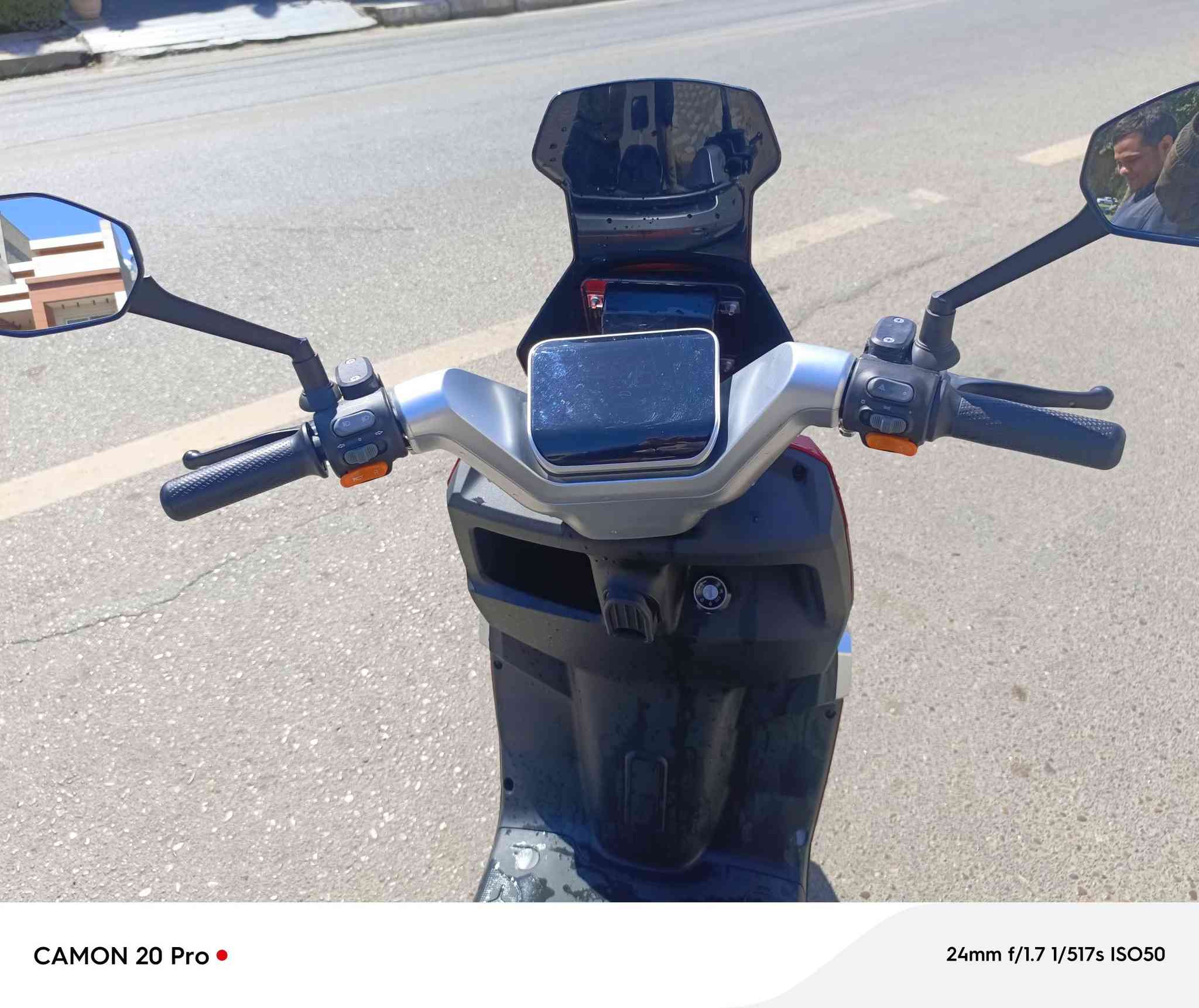 السلام عليكم 
دراجه شحن للبيع الصاعقه 
جديده شخط مابيها
6 بطاريات حجم كبير  32 امبير للبطاريه الوحده 
سرعتها 75 km
السعر 950  وبيها مجال 
مكاني الكاظمية  
للاستفسار ***********
