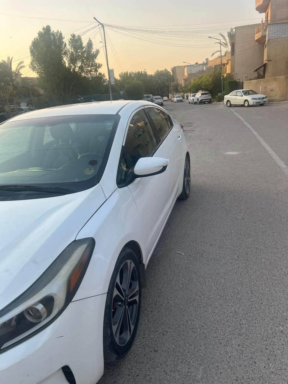 السلام عليكم للبيع كيا فورتي موديل 2018 السيارة بيها صبغ جاملغ وباب خلفي بدون دواخل  محرك دوش كير AT السيارة مكينه كير تبريد كهربائيات كلها على البلاد سيارة كلش جديده 
السعر 108 بيها مجال بسيط جدا شرط التحويل مكاني بغداد المنصور ساحة اللقاء 
التواصل على الرقم ***********
