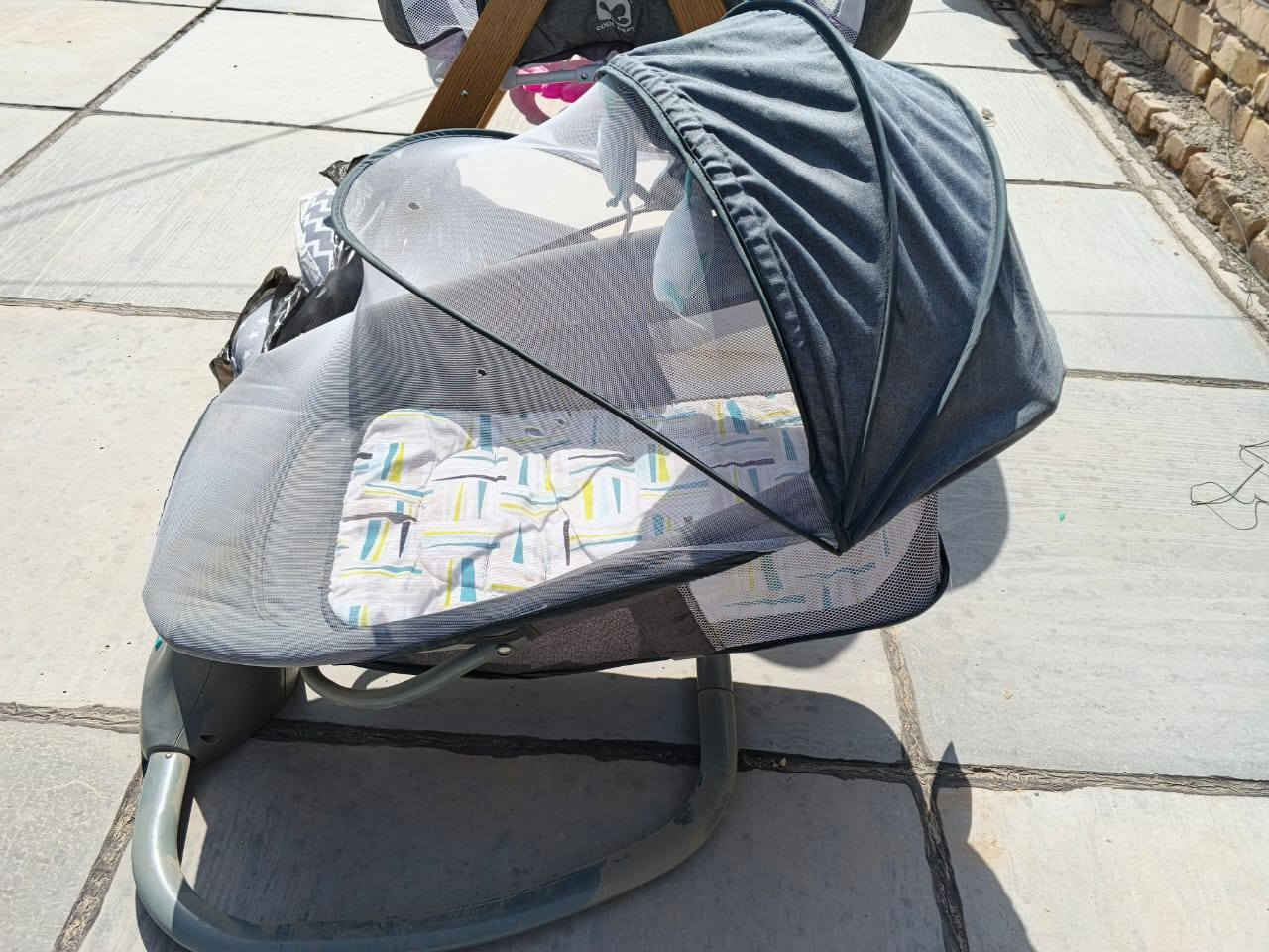 السلام عليكم كاروك وهزازه اطفال وجربايه حديد الحد 6سنوات والياخذهن كلهن الحجله هديه للبيع ومستعملات استعمال قليل /كوت الزهراء ***********
