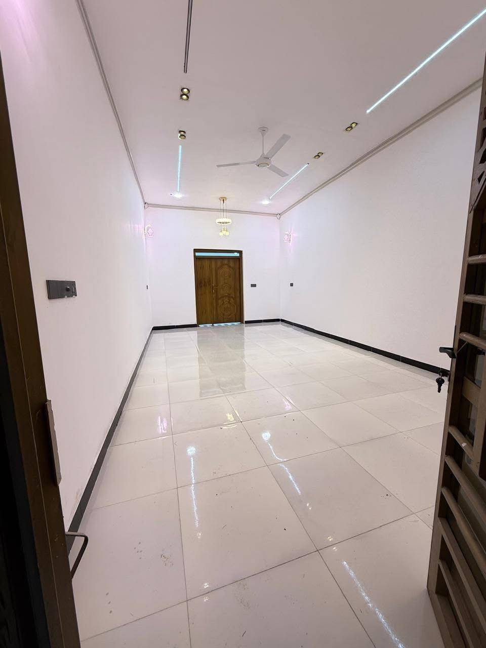 #اسعد_الله_اوقاتكم_بكل_خير⁉️👋🏼
***********
دار سكن للبيع بناء 2025

#المساحه 300 متر  عن التبليط 30 متر 

#جنس_العقار :: طابو ملك صرف زراعي باسم عراقي سند 25 

#العنوان :: البصره أبي الخصيب قرب المحكمه الجديده
 موقع راقي

#يحتوي البيت على ثلاث ٣ غرف منام كبار
و ديوان
و مطبخ و صاله
و مناور عدد 2
و صحيات داخلي وخارجي  و كراج سياره
ويحتوي على حديقتين 🌲🌲

#البيت جاهز من كلشي تستلم البيت عنده المكاتبه
كامل من مقطوره و كيزر و ماطور
جيب اثاثك و اكعد
و الف عافيه الي ياخذه

جميع الخدمات متوفره ماء كهرباء  
#السعر (( 130 مليون وبي مجال 
#للاستفسار الاتصال على الهاتف 📳📞
📳*********** البصرة, العراق
