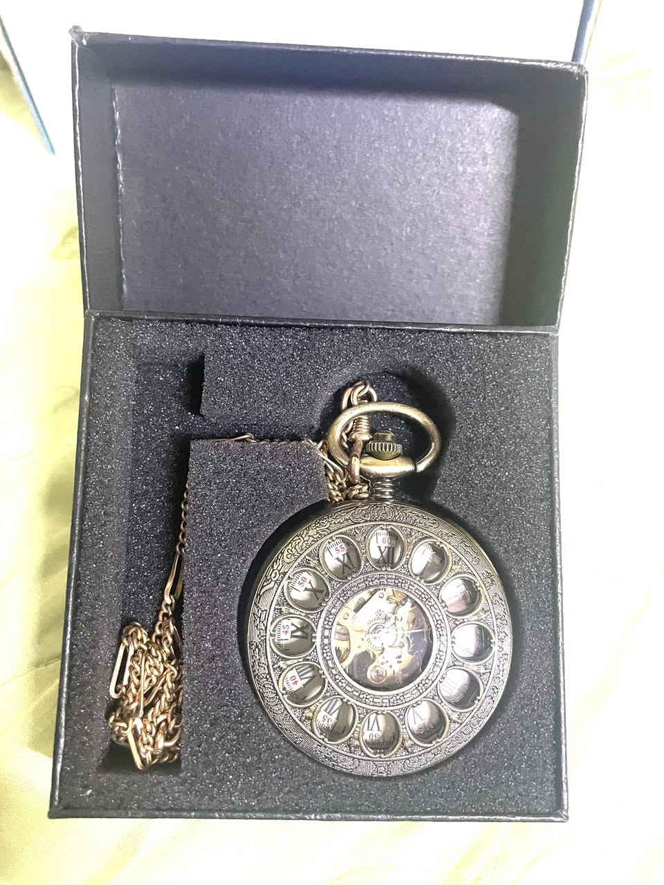 ساعة جيب ميكانيكية أوتماتيك تكويك القطر 46 ملم أرقام لاتينية وقت مضبوط جداً السعر مع التوصيل 45 ألف للمهتم خاص *********** المكان كركوك يوجد توصيل
