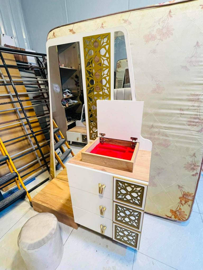 السلام عليكم 
اراوس وابيع واشتري الغرف الصاج والتركي 
الاسعار المتوفرة من 250 لحد 5 مليون 
الحجز و الاستفسار خاص او وتس *********** بغداد, العراق
