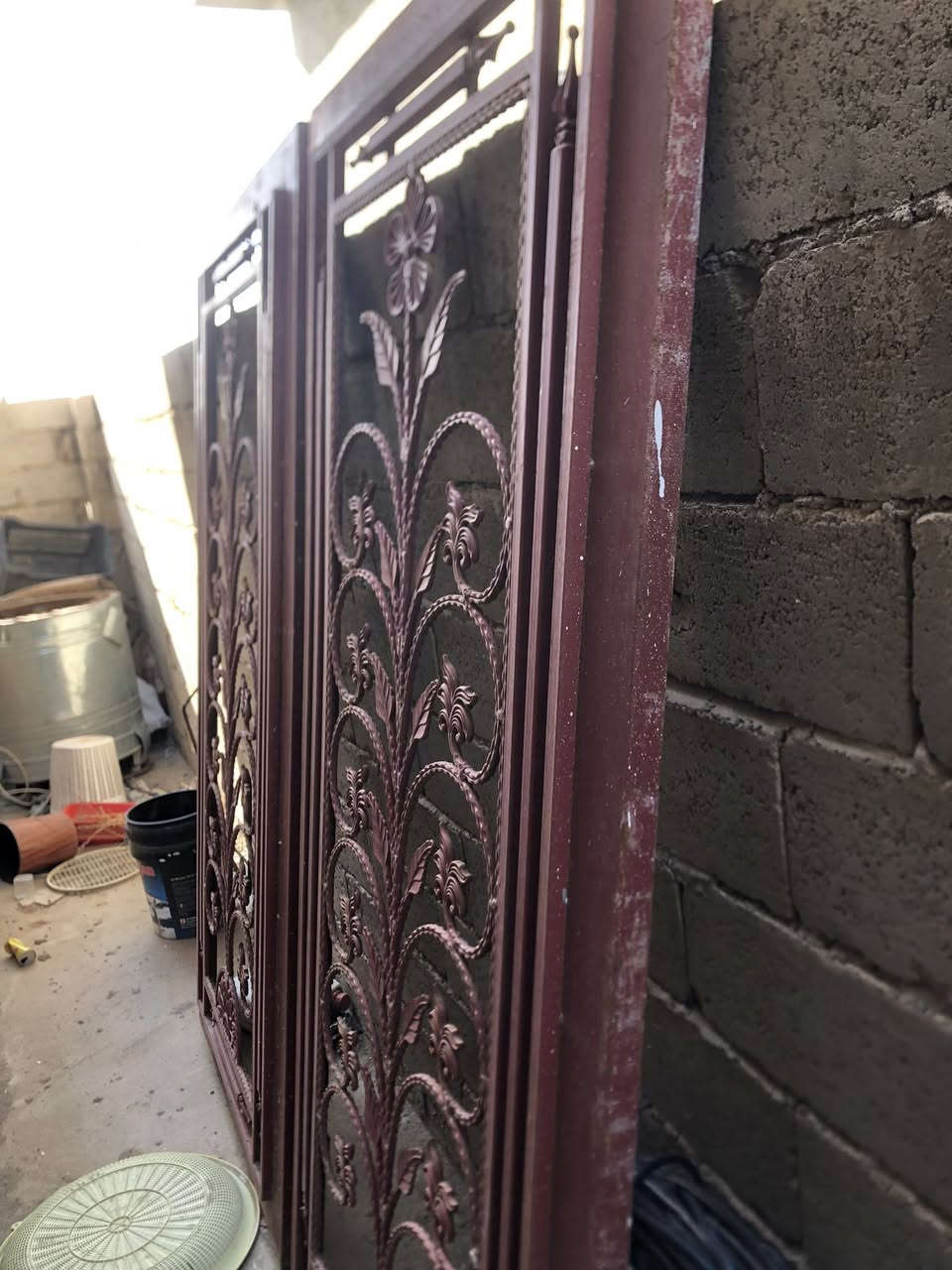 السلام عليكم ابواب بعدهم جدد بس متروكات عدد 2 قياس ارتفاع مترين وعرض متر ***********
