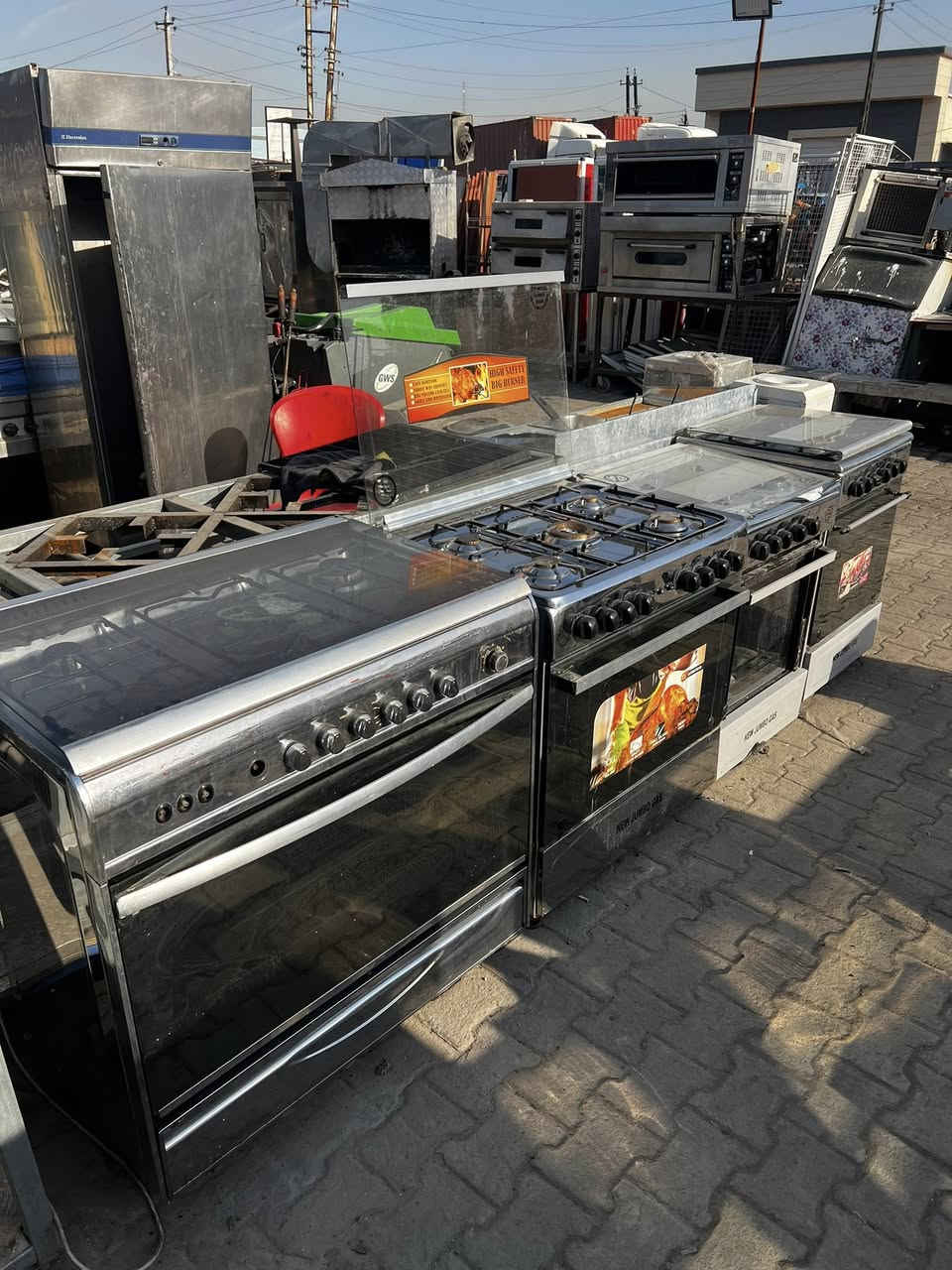 سلام عليكم 
مستعدون لتجهيز كافة المطاعم و الفنادق 
بيع و شراء جمع الأغراض المستخدمه
سيد مصطفى.        ( ***********)
