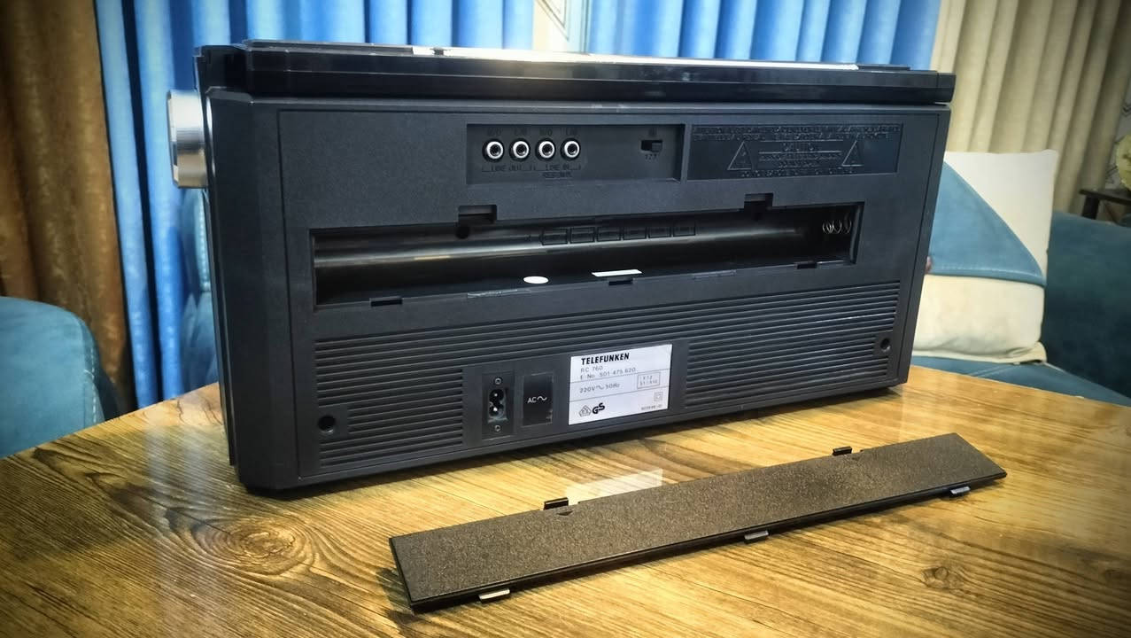 راديو ومسجل تليفونكن الماني الصنع في منتصف الثمانينات وبحالة ممتازة جداً وبدون أي عيوب ويستقبل جميع المحطات الإذاعية ومنها FM.
نظام الصوت ستريو لوجود المضخمات والسماعات الكبيرة التي بالإمكان استخدامها ايضاً مكبّر صوت عبر ربط الهاتف النقال بكيبل ومن ثم في الفيش الموجود خلف الجهاز.
الراديو كبير عرض ٤٤ سم ويعمل بكفاءة على الكهرباء او البطاريات.
المكان بغداد ويوجد توصيل للمحافظات كافة.
السعر ٩٠ الف.


**إذا كنت صاحب هذا الإعلان وتريد حذفه لأي سبب، رجاءا أرسل رسالة إلى الدعم الفني**