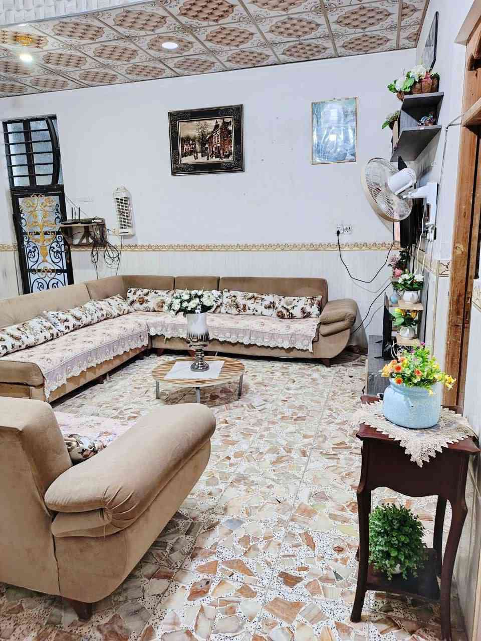 بيت  زراعي طابقين ، مساحه ٢٢٠ متر مربع، في شارع المطار- شارع الشفلات - قرب جامع الامام السجاد يبعد عن الشارع المقرنص ٢٠٠ متر فقط , عرض الشارع ٧ امتار
طابو زراعي سند ٢٥ ، 
----------------------------------------------------
يتكون البيت من :-
الطابق الاول ؛- 
١- غرفتين نوم ٢
٢- صالة ١
٣- استقبال+ مطبخ + مكشوفه
٤- حمامات خارجيه وداخليه
----------------------------------------------------
٢- الطابق الثاني :- 
١- غرفتين نوم ٢
٢- ممر 
٣ـ حمام
----------------------------------------------------
• بناء البيت طابوق جمهوري
•  السقف صب كونكريت مسلح
----------------------------------------------------
للاستفسار :- ***********
السعر :- ١٣٠ قفل
