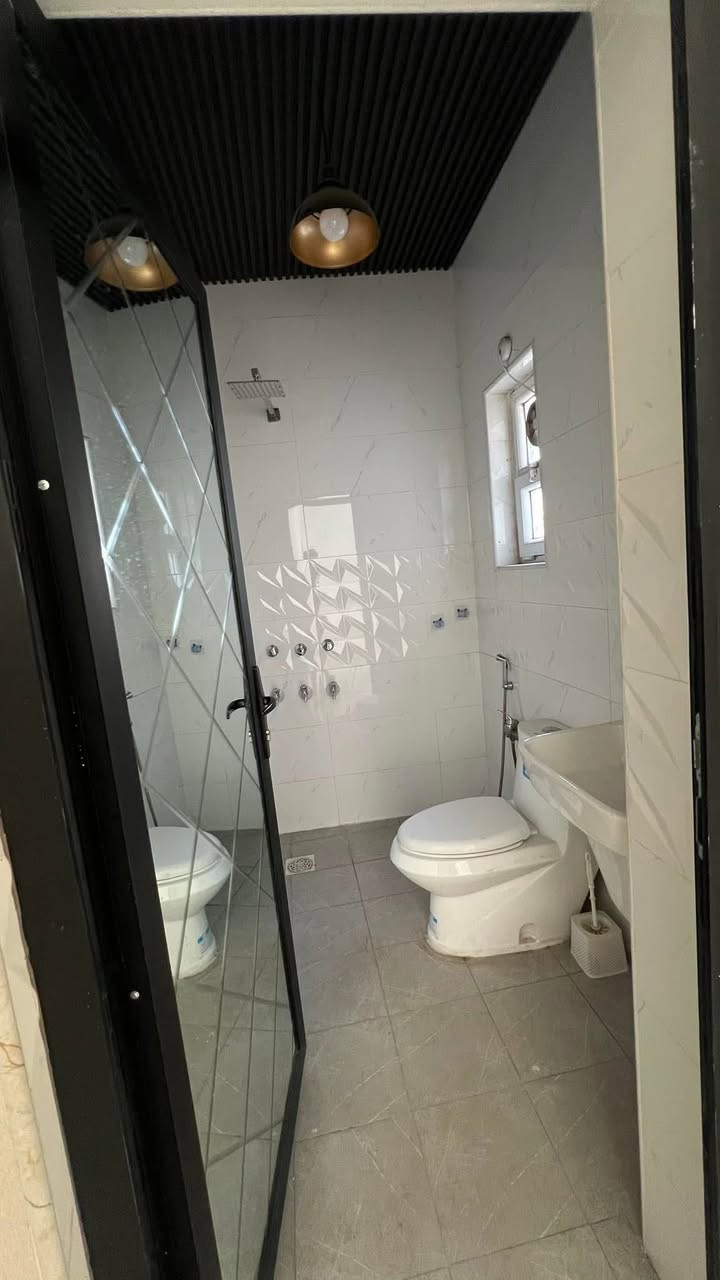 شقة 150 متر طابقين معزولة تماما 2 غرف نوم وصاله وخدمات ***********
