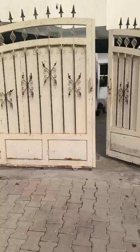 بيت ١٠٠ متر طابو صرف للبيع 
الموقع حي العسكري قرب مدرسه زهره صباح 
طابق واحد
***********
