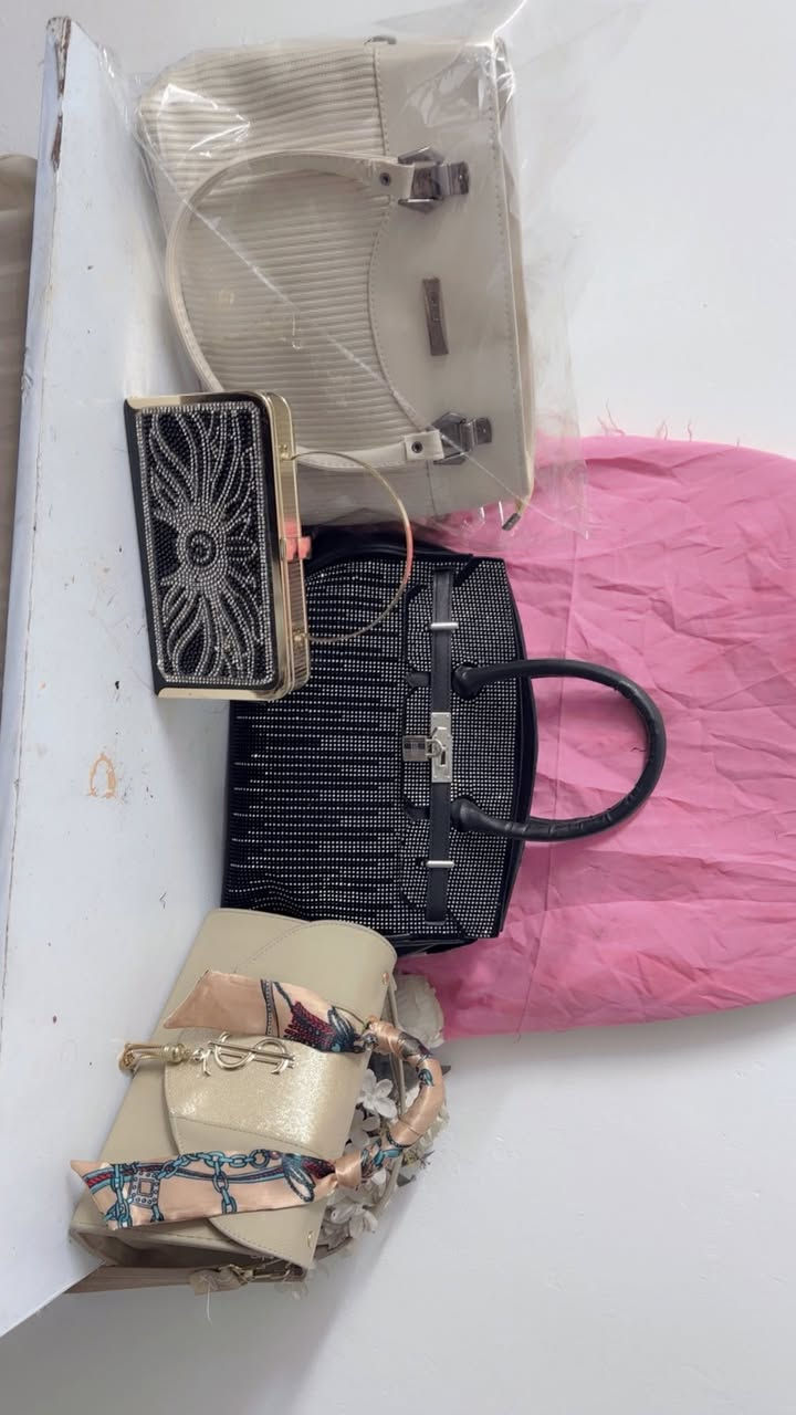 جنط بالجيس غير مستعمل  شرط جلد اصلي وياهن حذاء كل جنطتين ب ٢٥ والحذاء ب ١٣  اني مشترية الجنطة الوحدة ب ٢٥ الله شاهد وجزدان ماركة سعرة ب ٨ المكان بغداد حي اور قريب حسينية المصطفى


**إذا كنت صاحب هذا الإعلان وتريد حذفه لأي سبب، رجاءا أرسل رسالة إلى الدعم الفني**