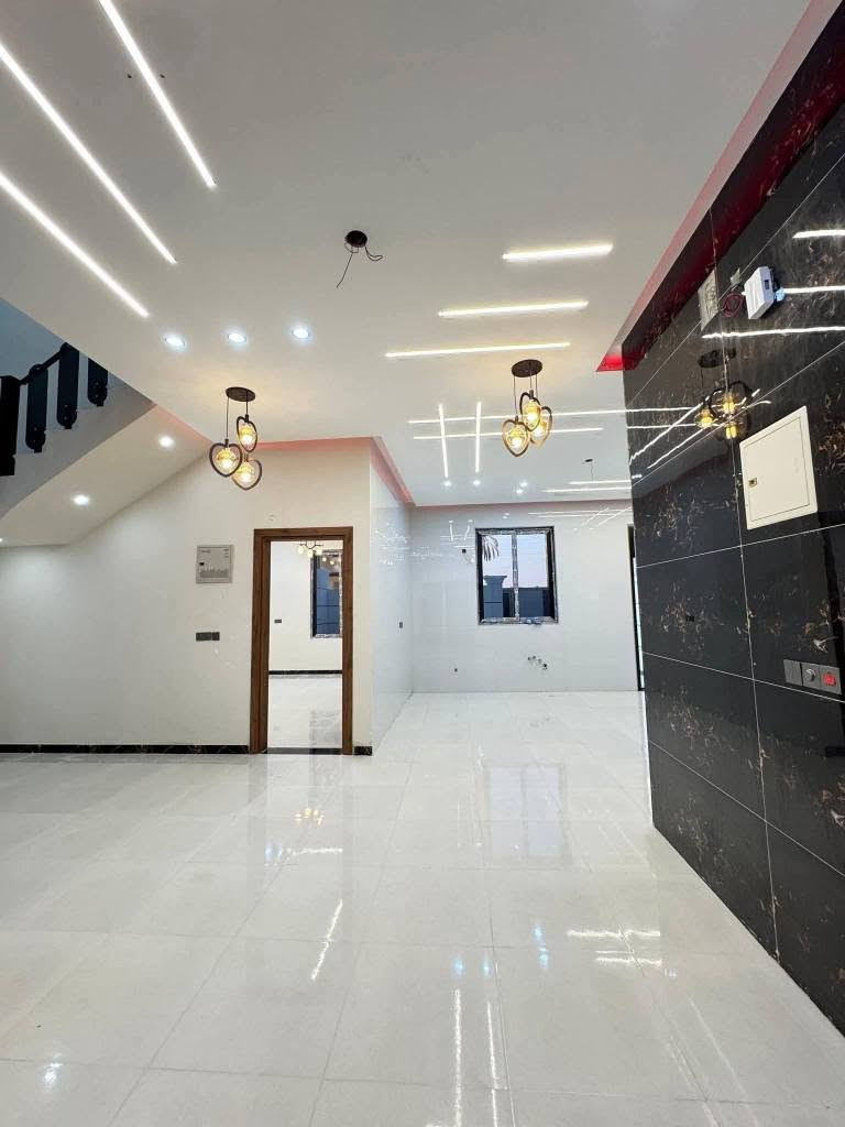 🏡 دار حديث للبيع – فول مواصفات
📍 الموقع: البصرة / أبي الخصيب – البهادريه
🔹 قريب على الشارع العام الداخلي (السايدين)
📐 المساحة: 200 متر
🏗️ نوع البناء: حديث – طابقين
✨ تفاصيل الدار:
• 6 غرف نوم (سويت)
• استقبال واسع
• صالتين مريحة
• مطبخ حار + مطبخ بارد
• صحيات حديثة عدد 10 داخليه وخارجيه 
• كراج سيارة
📜 نوع الملكية: طابو زراعي عراقي رسمي 
📞 للاستفسار: *********** البصرة, العراق
