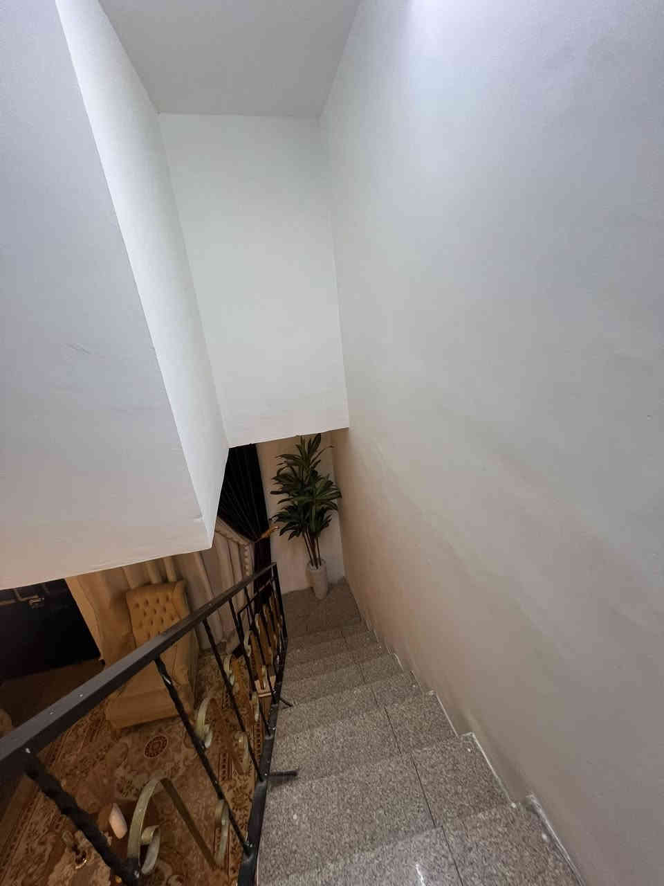 بيت مسلح للبيع المساحه ٥٠م واجهه٥م يحتوي بيت طابقين يحتوي ع صاله وخدمات وغرفتين وبيتونه وسطح العنوان الاعظميه للاستفسار ***********
