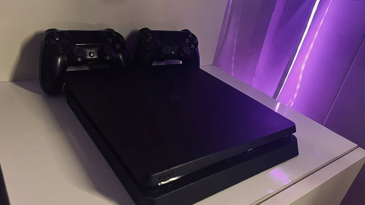 PS4 مهكر
جهاز بلايستيشن 4 مهكر بحالة ممتازة 🔥
نضافة 100%

📦 المحتويات:

* جهاز PS4 مهكر
* 🎮 يد عدد 2 أصلية
* 💿 ألعاب قوية ومثبتة (بيس 26⚽، GTA، كول اوف ديوتي وغيرها🔥)
* جميع الملحقات (وايرات + جاهز تشغيل)

✨ المميزات:

* تلعب بدون نت 🎮
* مكتبة ألعاب كبيرة
* نظيف جداً وما بيه أي مشكلة

💰 السعر: (285) وبيه مجال بسيط كلش 

للتواصل : *********** واتساب
