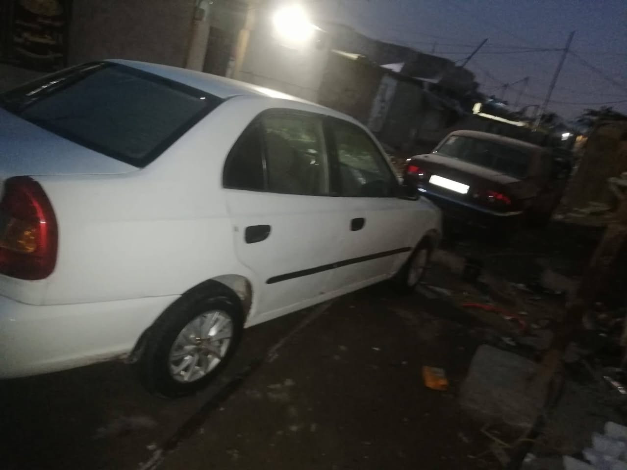 السلام عليكم هونداي فيرنا 2000 جير عادي للبيع سعر 30 مكاني بغداد  ***********
